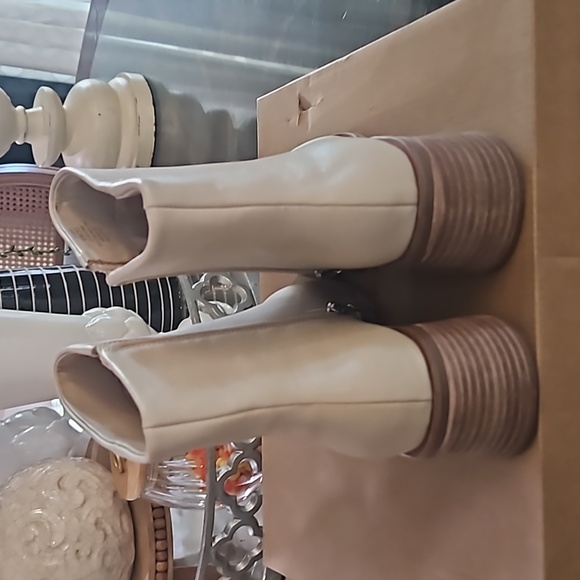 Lucky Cassia ankle bootiea - Picture 2 of 5